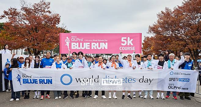 ▲ 5km 출발을 알리는 참가자들. 최순호 수원FC 단장은 왼쪽에 서서 출발했다. ⓒ곽혜미 기자