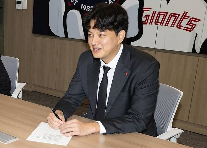 ▲ 롯데와 FA 계약을 마무리한 김원중은 트레이드 마크였던 장발을 포기하고 이발한 모습으로 나타나 화제를 더하고 있다. 롯데 관계자는 "김원중이 가치를 인정해준 구단과 응원을 보내준 팬 분들에게 보답하기 위해 처음 입단할 때의 마음으로 돌아가 의지를 다지는 의미로 머리를 잘랐다"라고 전했다. ⓒ롯데 자이언츠