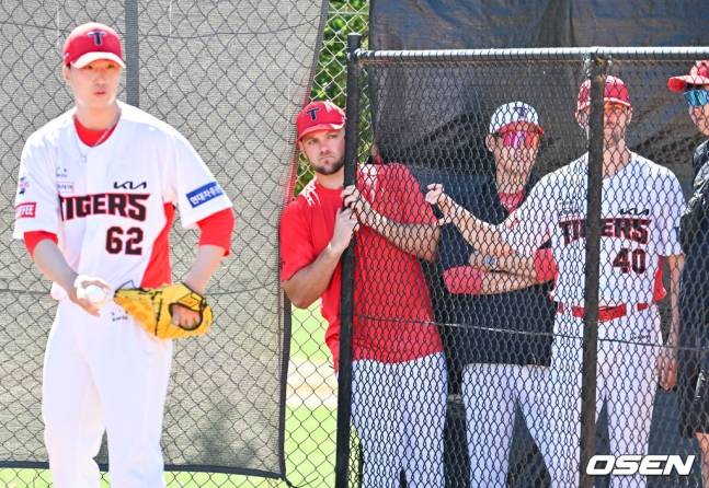 윌 크로우(가운데)가 지난 2월 호주 스프링캠프에서 정해영(맨 왼쪽)의 불펜 피칭을 지켜보고 있다.