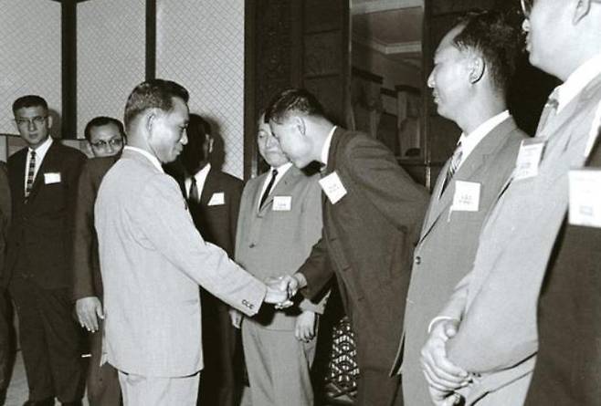고(故) 박정희 대통령과 악수하는 강기동 박사 (서울=연합뉴스) 1969년 과학기술 세미나 후 청와대를 찾은 강기동 박사가 고(故) 박정희 대통령과 악수하고 있다. 2024.11.8. [강기동 박사 제공. 재판매 및 DB 금지]