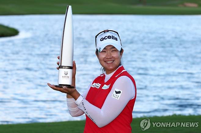 우승 트로피를 든 김아림 [AFP=연합뉴스]