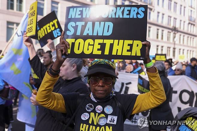 트럼프 반대 시위 (뉴욕 EPA=연합뉴스) 9일(현지시간) 미국 뉴욕에서 열린 트럼프 반대 시위. 2024.11.10