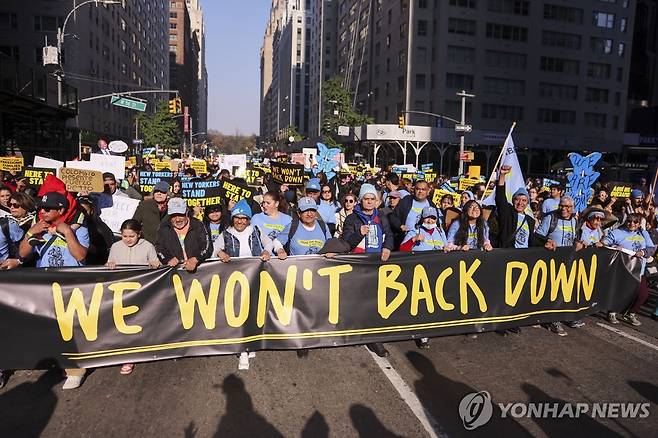 트럼프 반대 시위 (뉴욕 EPA=연합뉴스) 9일(현지시간) 미국 뉴욕에서 열린 트럼프 반대 시위. 2024.11.10