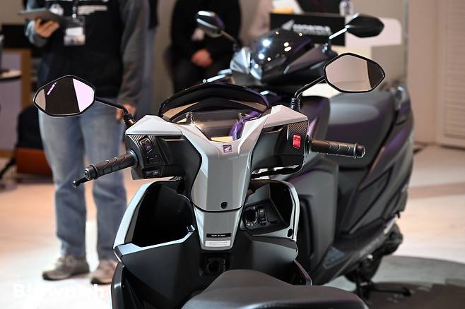 혼다코리아가 11일 경기 성남에 위치한 혼다 브랜드 체험공간인 카페 더 고에서 모터사이클 '디오 125'를 출시하고 있다./사진=이명근 기자 qwe123@