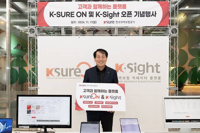 장영진 한국무역보험공사(무보) 사장이 11일 서울 본사에서 자사 무역보험 빅데이터 플랫폼 ‘K-Sight’ 업그레이드를 알리는 홍보 활동을 펼치고 있다. (사진=무보)