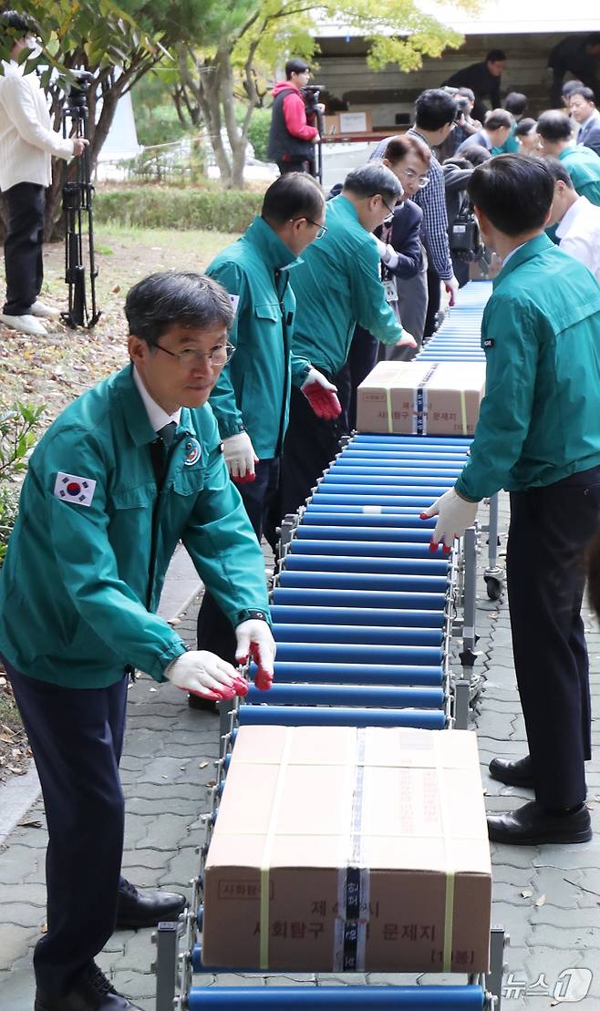 2025학년도 대학수학능력시험을 사흘 앞둔 11일 천창수 울산교육감이 시교육청에 도착한 수능 문답지를 옮기고 있다. 2024.11.11/뉴스1 ⓒ News1 조민주 기자