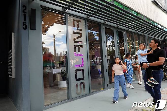 시민들이 2023년 2월22일 플로리다주 마이애미에 위치한 솔라나 스페이스 매장을 지나가고 있다. ⓒ AFP=뉴스1