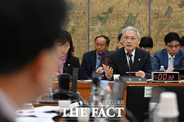 유인촌 문화체육관광부 장관이 11일 오후 서울 여의도 국회에서 열린 문화체육관광위원회 전체회의에 참석해 질의에 답하고 있다. /국회=박헌우 기자