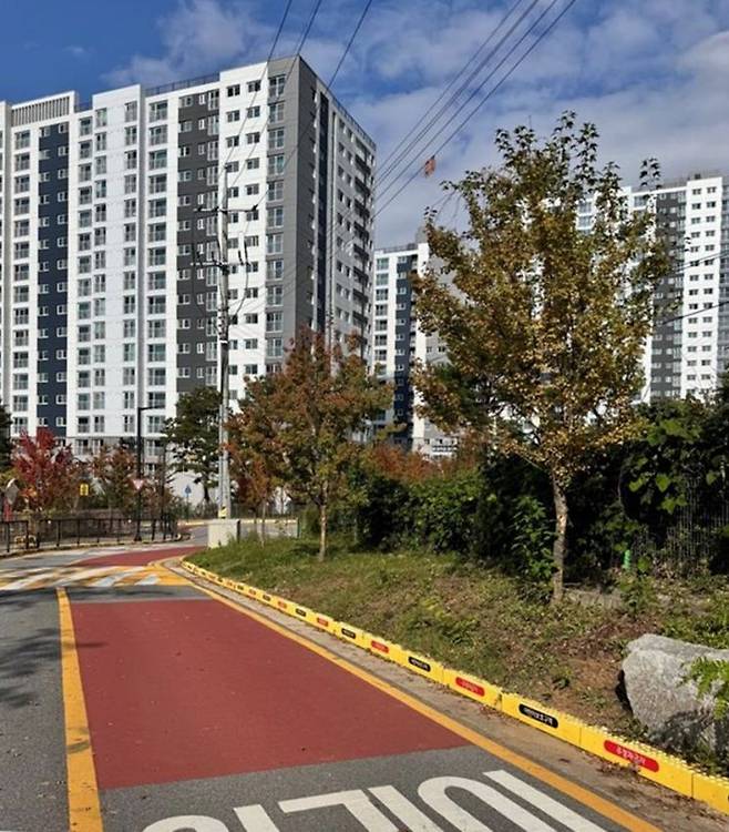 정부시가 고산지구 도로에 과도하고 불필요하게 설치된 표지를 통합 정비하는 ‘도시 비우기 프로젝트’를 실시하고 있다. 의정부시 제공