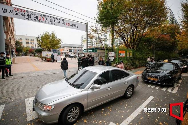 2024학년도 대학수학능력시험일인 16일 서울 여의도여고에서 수험생들이 시험장으로 이동하고 있다.