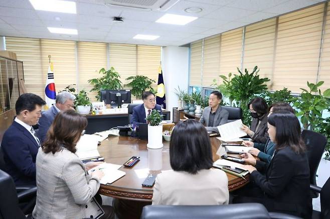 엄의식 권한대행이 구의회 의장단을 찾아 협조를 구하고 있다.