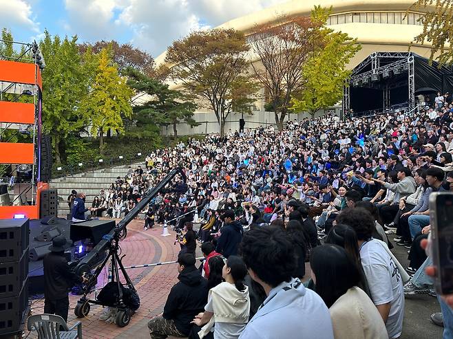 지난 2일 서울 올림픽공원에서 열린 그랜드민트페스티벌의 래퍼 이센스 무대./이혜운 기자