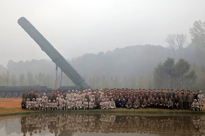 북한 노동당 기관지 노동신문은 1일 "경애하는 김정은 동지께서 10월 31일 아침 공화국 전략무력의 절대적 우세를 영구화하는데서 획기적 이정표를 세우는 중대한 시험을 현지에서 직접 지도하시었다"라며 전날 발사한 ICBM의 사진을 공개했다. /노동신문 뉴스1