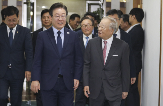 이재명 더불어민주당 대표가  11일 오전 서울 마포구 경총회관에서 손경식 한국경영자총협회 회장과 대화하며 이동하고 있다. [연합뉴스=국회사진기자단]