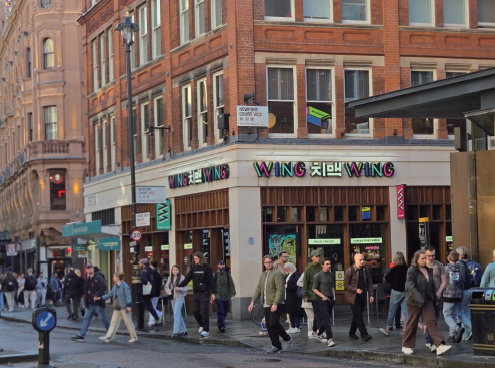 9월 11일 오후 영국 런던의 번화가 ‘소호(Soho)’ 거리. ‘치맥’ 등 한글로 쓰인 간판을 쉽게 찾아볼 수 있다. / 박소정 기자