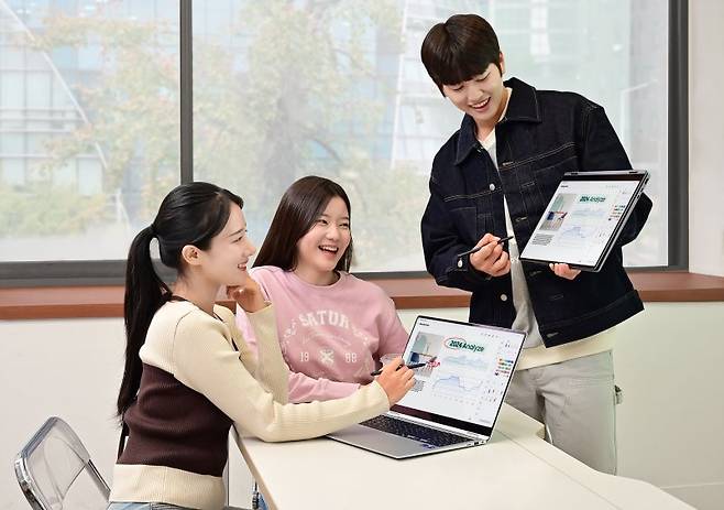 삼성전자 모델이 '갤럭시 북5 프로 360'을 사용하는 모습. 삼성전자 제공