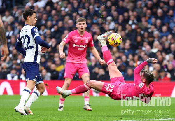 사진=게티이미지.&nbsp;토트넘&nbsp;홋스퍼가&nbsp;또&nbsp;첫&nbsp;승&nbsp;제물이&nbsp;되면서&nbsp;리그&nbsp;10위로&nbsp;떨어졌다.&nbsp;풀타임을&nbsp;소화한&nbsp;손흥민이&nbsp;고군분투했지만&nbsp;팀의&nbsp;패배를&nbsp;막지&nbsp;못했다.&nbsp;토트넘은&nbsp;10일&nbsp;오후&nbsp;11시(한국시간)&nbsp;영국&nbsp;런던에&nbsp;위치한&nbsp;토트넘&nbsp;훗스퍼&nbsp;스타디움에서&nbsp;열린&nbsp;2024-25시즌&nbsp;프리미어리그(PL)&nbsp;11라운드에서&nbsp;입스위치&nbsp;타운에&nbsp;1-2로&nbsp;패배했다.&nbsp;이로써&nbsp;토트넘은&nbsp;공식전&nbsp;2연패에&nbsp;빠졌고,&nbsp;리그&nbsp;10위까지&nbsp;추락했다.&nbsp;입스위치는&nbsp;리그&nbsp;11경기&nbsp;만에&nbsp;첫&nbsp;승을&nbsp;얻었다.