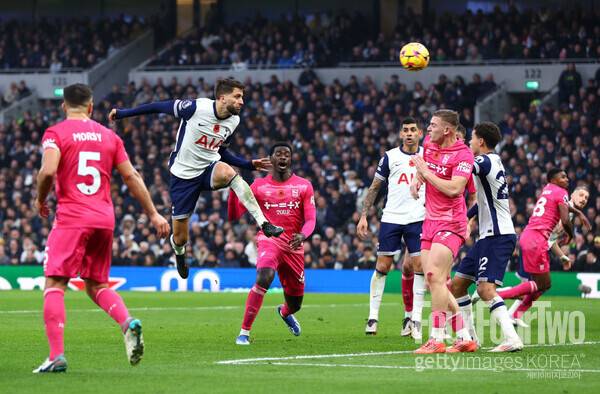 사진=게티이미지.&nbsp;토트넘&nbsp;홋스퍼가&nbsp;또&nbsp;첫&nbsp;승&nbsp;제물이&nbsp;되면서&nbsp;리그&nbsp;10위로&nbsp;떨어졌다.&nbsp;풀타임을&nbsp;소화한&nbsp;손흥민이&nbsp;고군분투했지만&nbsp;팀의&nbsp;패배를&nbsp;막지&nbsp;못했다.&nbsp;토트넘은&nbsp;10일&nbsp;오후&nbsp;11시(한국시간)&nbsp;영국&nbsp;런던에&nbsp;위치한&nbsp;토트넘&nbsp;훗스퍼&nbsp;스타디움에서&nbsp;열린&nbsp;2024-25시즌&nbsp;프리미어리그(PL)&nbsp;11라운드에서&nbsp;입스위치&nbsp;타운에&nbsp;1-2로&nbsp;패배했다.&nbsp;이로써&nbsp;토트넘은&nbsp;공식전&nbsp;2연패에&nbsp;빠졌고,&nbsp;리그&nbsp;10위까지&nbsp;추락했다.&nbsp;입스위치는&nbsp;리그&nbsp;11경기&nbsp;만에&nbsp;첫&nbsp;승을&nbsp;얻었다.