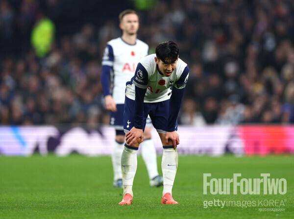 사진=게티이미지.&nbsp;토트넘&nbsp;홋스퍼가&nbsp;또&nbsp;첫&nbsp;승&nbsp;제물이&nbsp;되면서&nbsp;리그&nbsp;10위로&nbsp;떨어졌다.&nbsp;풀타임을&nbsp;소화한&nbsp;손흥민이&nbsp;고군분투했지만&nbsp;팀의&nbsp;패배를&nbsp;막지&nbsp;못했다.&nbsp;토트넘은&nbsp;10일&nbsp;오후&nbsp;11시(한국시간)&nbsp;영국&nbsp;런던에&nbsp;위치한&nbsp;토트넘&nbsp;훗스퍼&nbsp;스타디움에서&nbsp;열린&nbsp;2024-25시즌&nbsp;프리미어리그(PL)&nbsp;11라운드에서&nbsp;입스위치&nbsp;타운에&nbsp;1-2로&nbsp;패배했다.&nbsp;이로써&nbsp;토트넘은&nbsp;공식전&nbsp;2연패에&nbsp;빠졌고,&nbsp;리그&nbsp;10위까지&nbsp;추락했다.&nbsp;입스위치는&nbsp;리그&nbsp;11경기&nbsp;만에&nbsp;첫&nbsp;승을&nbsp;얻었다.