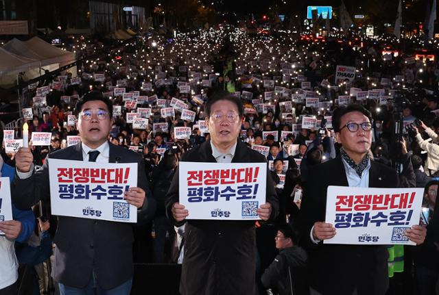 이재명 더불어민주당 대표와 박찬대 원내대표 및 지도부가 9일 서울 세종대로에서 더불어민주당이 주최한 제2차 김건희 윤석열 국정농단 규탄·특검 촉구 국민행동의 날!에서 구호를 외치고 있다. 박시몬 기자