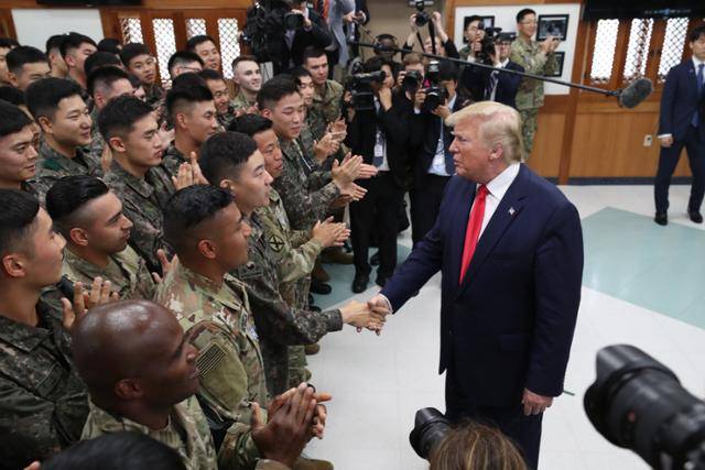 2019년 6월 30일 도널드 트럼프 당시 미국 대통령이 경기 파주 DMZ 내 캠프 보니파스 생추어리를 방문해 장병과 악수하고 있다. 한국일보 자료사진