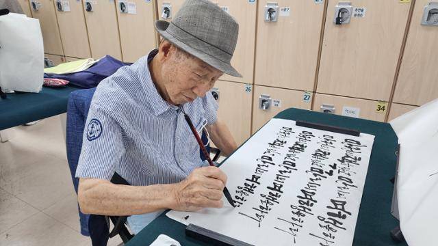 첫째 우희조씨가 대구중구노인복지관에서 진행하는 서예교실에 참여해 붓글씨를 연습하고 있다. 박영자씨 제공