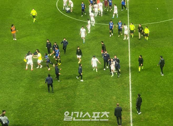 10일 인천축구전용경기장에서 열린 인천 유나이티드와 대전하나시티즌의 경기, 대전의 2-1 승리와 함께 인천의 2부 강등이 확정되고 경기가 모두 종료된 뒤 인천 음포쿠와 대전 구텍 등 외국인 선수들의 충돌을 관계자들이 말리고 있다. 인천 델브리지를 더해 세 명의 외국인 선수들은 '다툼'을 이유로 경고를 받았다. 인천=김명석 기자