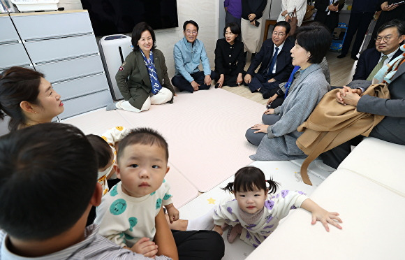 전라남도 강진군을 방문한 9명의 국회의원들이 현장을 방문해 군 정책에 관한 목소리를 듣고 있다. [사진=강진군]