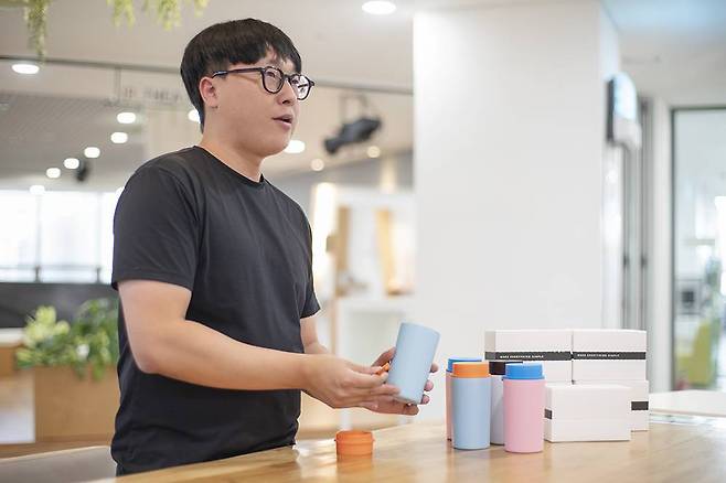 김화서 히어로FX 대표가 스픽 파우더컵 쉐이크 리유저블 스푼 미니 텀블러를 소개 중이다 / 출처=IT동아