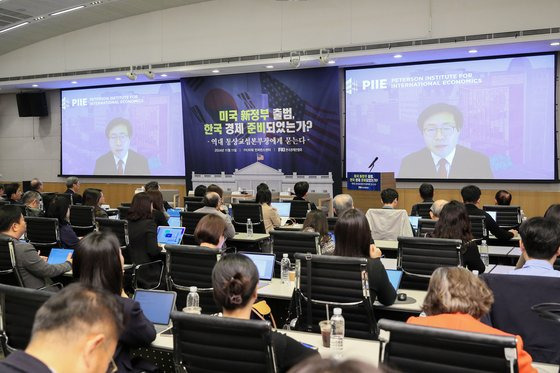 여한구 전 통상교섭본부장이 11일 서울 여의도 FKI타워 컨퍼런스센터에서 열린 '미국 新정부 출범, 한국경제 준비되었는가' 좌담회에서 화상연결을 통해 주제발표를 하고 있다. 사진 한국경제인협회