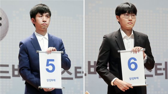 2024 삼성화재배 월드바둑마스터스 개막식이 11일 경기도 고양시 삼성화재 글로벌 캠퍼스에서 열렸다. 강력한 우승 후보인 한국 신진서 9단(오른쪽)과 중국 왕싱하오 9단이 본선 첫판에서 맞붙게 됐다. 김성룡 기자