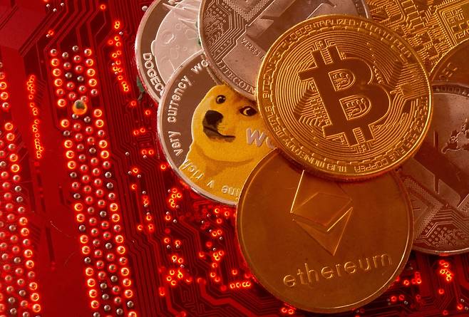 <YONHAP PHOTO-6577> FILE PHOTO: Representations of cryptocurrencies Bitcoin, Ethereum, DogeCoin, Ripple, Litecoin are placed on PC motherboard in this illustration taken, June 29, 2021. REUTERS/Dado Ruvic/Illustration/File Photo/File