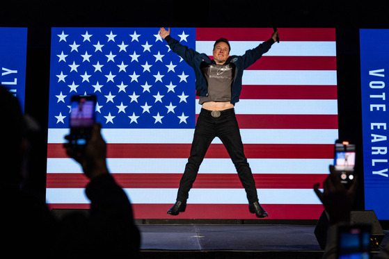 SpaceX founder Elon Musk arrives on stage at an America PAC town hall on October 26 in Lancaster, Pennsylvania. [AFP/YONHAP]