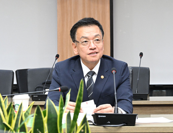 Finance Minister Choi Sang-mok speaks during the seventh advisory meeting on international economic affairs held at the Export-Import Bank of Korea on Monday. [MINISTRY OF ECONOMY AND FINANCE]