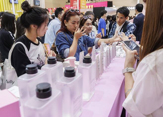 Buyers examine products from small- and medium-sized Korean companies during Seoul Beauty Week 2024 at Dongdaemun Design Plaza (DDP) in Jung District, central Seoul, on Oct. 1. [YONHAP]