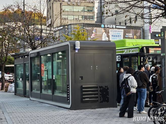 서울 서대문구의 한 버스정류장 인근 스마트쉼터. 사진=임지혜 기자