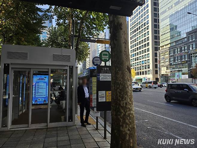 서울 강남구의 한 버스정류장 옆 스마트쉼터. 사진=임지혜 기자
