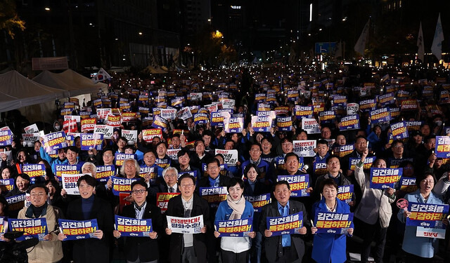 더불어민주당 이재명 대표, 박찬대 원내대표 등이 지난 9일 오후 서울 숭례문 일대에서 더불어민주당 주최로 열린 '김건희·윤석열 국정농단 규탄·특검 촉구 제2차 국민행동의 날' 장외집회에서 구호를 외치고 있다. 연합뉴스