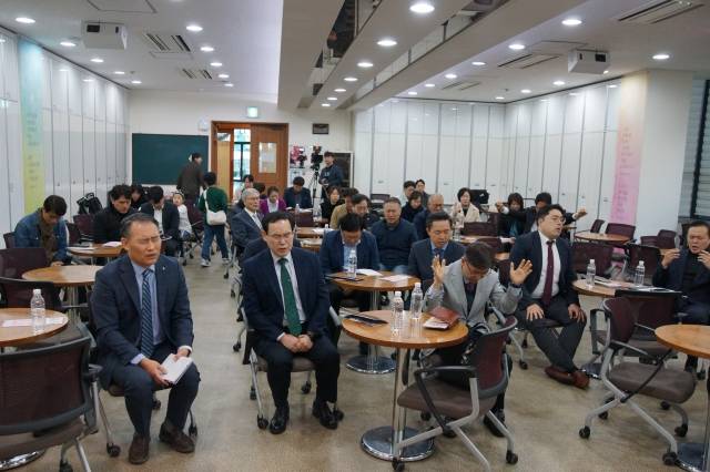 부산성시화운동본부는 지난 7일 부산 수영로교회에서 ‘2025 청소년월드캠프’ 준비기도회를 가졌다. 김성은(맨 왼쪽) 준비위원장과 참석자들이 다음세대와 캠프준비 일정을 놓고 기도를 드리고 있다.