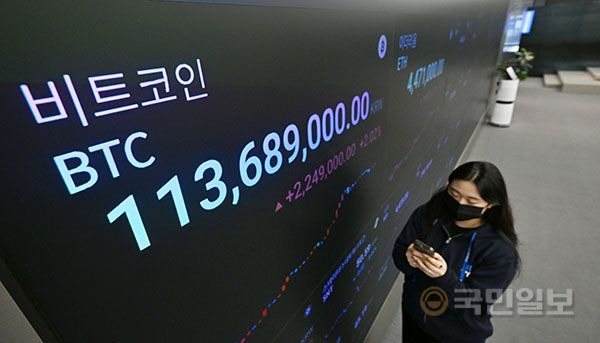 도널드 트럼프 당선인의 친가상 화폐 정책 공약의 영향으로 비트코인이 사상 처음 8만 달러를 돌파했다.  11일 서울 강남구 업비트 고객센터 전광판에 비트코인 시세가 표시되고 있다.