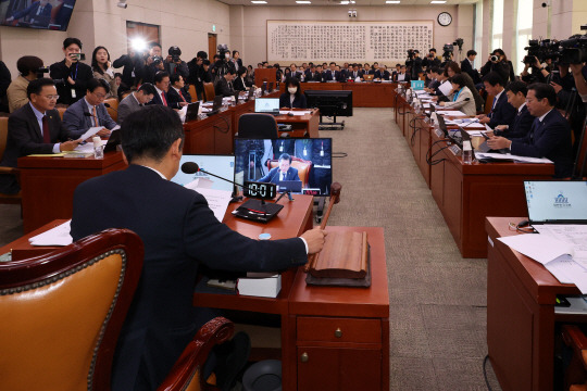 8일 오전 열린 서울 여의도 국회 법제사법위원회 전체회의에서 더불어민주당 소속 정청래 위원장이 의사봉을 두드리고 있다. 연합뉴스