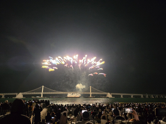 지난 10일 부산불꽃축제 1부 공연이 광안대교 경관 조명 없이 진행됐다.