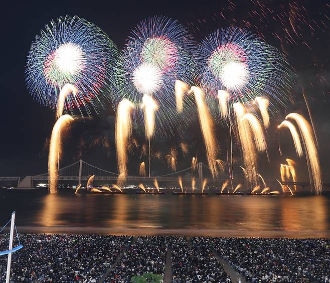 9일 오후 부산 수영구 광안리해수욕장 일대에서 열린 제19회 부산불꽃축제에서 광안대교 경관 조명이 꺼진 채 불꽃 쇼가 진행되고 있다. [연합]