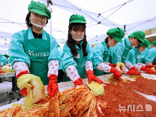 [서울=뉴시스] 김금보 기자 = 하나금융그룹 임직원들이 11일 오전 서울 중구 하나금융그룹 명동사옥에서 열린 '2024 모두하나데이 사랑의 김장나눔' 행사에서 김장을 하고 있다. 2024.11.11. kgb@newsis.com