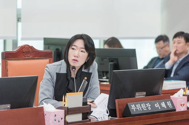 [수원=뉴시스] 이혜원 경기도의회 기획재정위원회 부위원장이 11일 기획조정실에 대한 행정사무감사에서 질의하고 있다. (사진=경기도의회 제공) 2024.11.11. photo@newsis.com *재판매 및 DB 금지