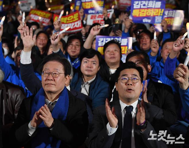 더불어민주당 이재명 대표(왼쪽)와 박찬대 원내대표가 9일 오후 서울 중구 숭례문 앞에서 열린 '김건희·윤석열 국정농단 규탄-특검 촉구 제2차 국민행동의 날' 집회에 참석해 박수를 치고 있다. 황진환 기자