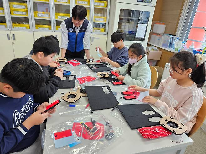 월성원자력본부가 아톰공학교실 수업을 진행하고 있다. 월성본부 제공