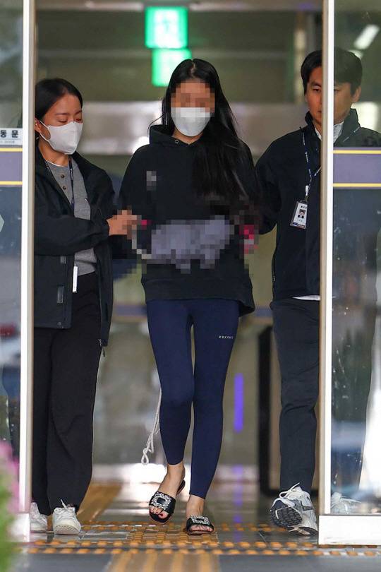 서울 강남에서 8중 추돌 사고를 내 구속된 20대 무면허 운전자가 앞선 7일 오전 경찰에서 검찰로 송치되고 있다. 사진=연합뉴스