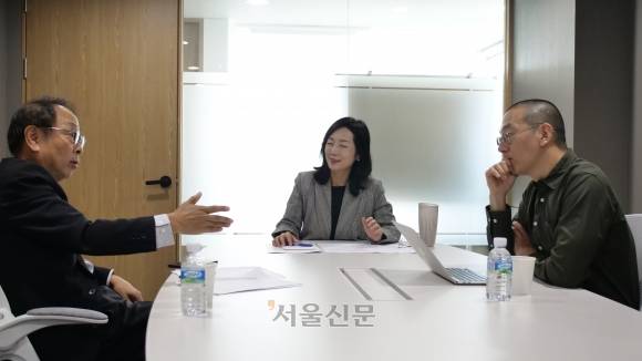 왼쪽부터 김형준 배재대 석좌교수, 박지영 경제사회연구원장, 노정태 경제사회연구원 전문위원. 이들은 지구당 부활이 현역 의원의 기득권 해소를 위해선 필요하지만 막강한 당대표 권한을 유지한 채 부활하는 건 적절치 않다고 지적했다.