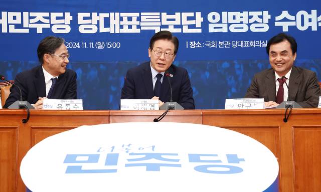 이재명(가운데) 더불어민주당 대표가 11일 국회에서 열린 더불어민주당 당대표특보단 임명장 수여식에서 인사말을 하고 있다. 뉴스1